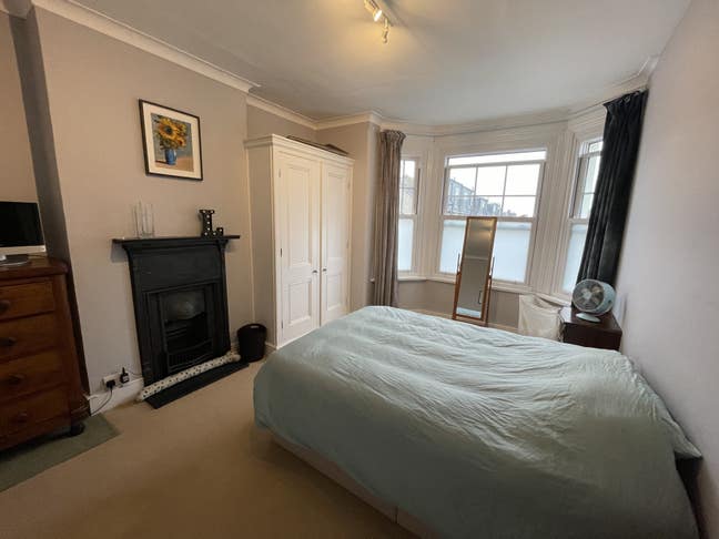 Lovely large double bedroom  Main Photo