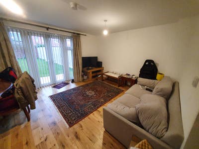 Furnished double & single bedrooms, bills included Main Photo