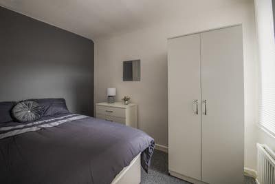 Lovely, clean, quiet 5 bed house   Main Photo