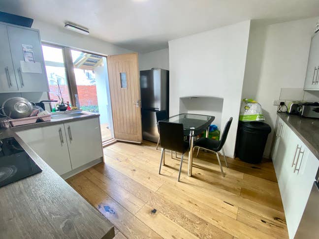 Large Double Room - Cheriton Rd Main Photo