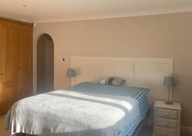 Spacious ensuite bedroom in residentai area Main Photo