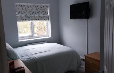 Clean comfortable double room with own bathroom Main Photo