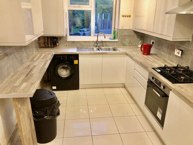 Spacious double, Wood Street Station 3 mins walk Main Photo