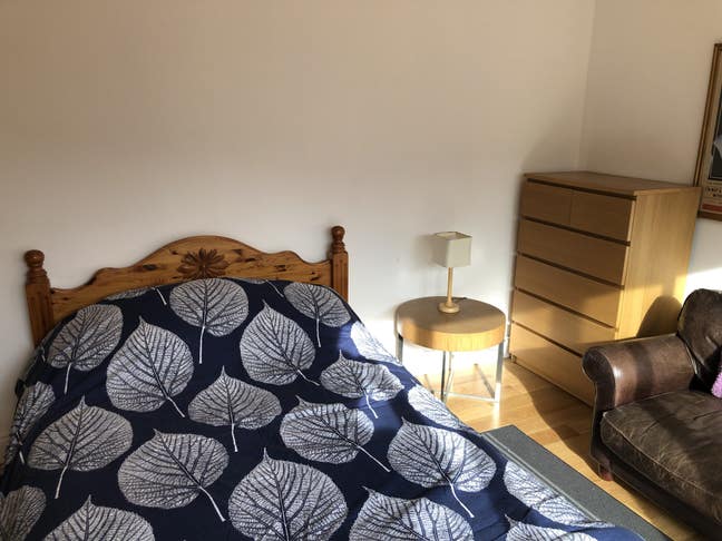 Large Double En-suite Room with own entrance. Main Photo