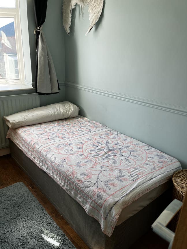Small room to let  Main Photo