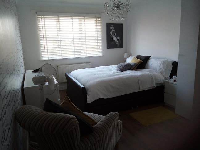 Large double room with en suite  Main Photo
