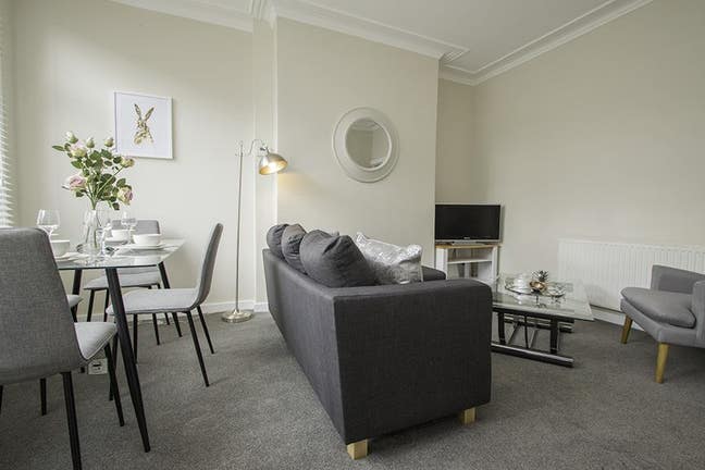 Large 4 Bed House by the Park-Whole House to Rent Main Photo