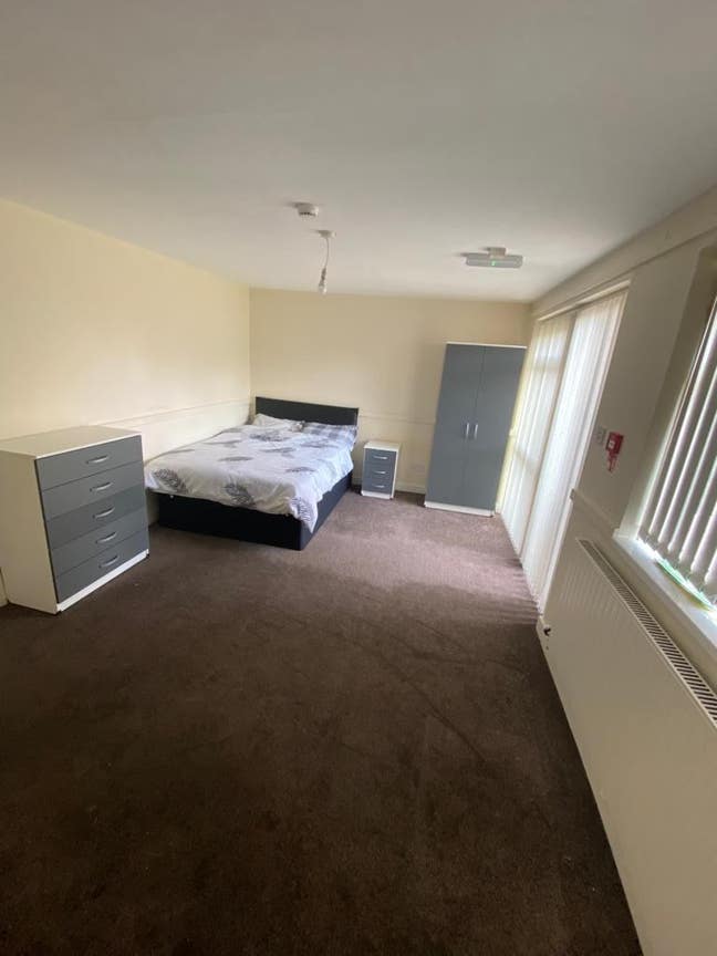 **Brand New Refurbished Rooms** (No Students) Main Photo