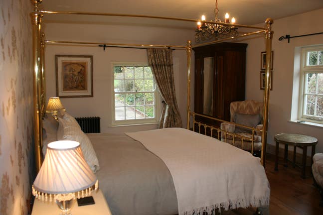 Large double aspect character room to let  Main Photo