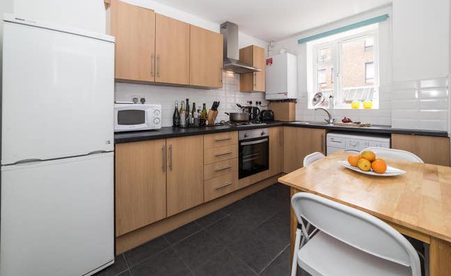 Amazing Double Room - House Share with 2 Flatmates Main Photo