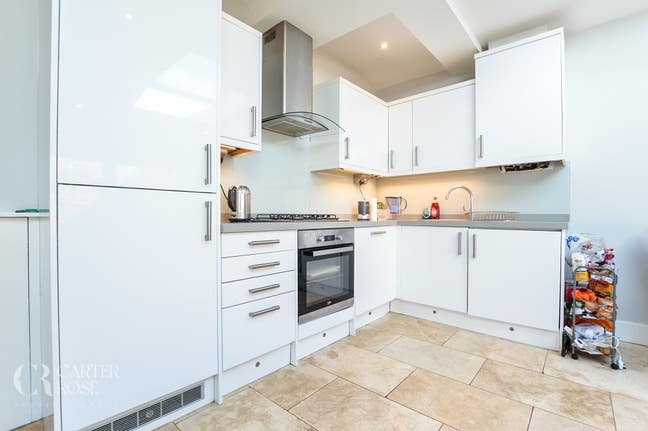 Stunning 3 bed ground floor flat with 2 bathrooms Main Photo