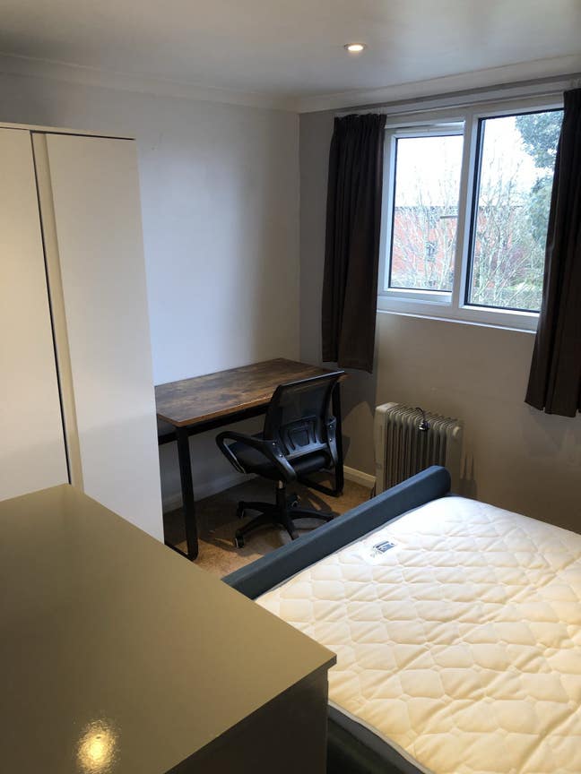 Comfy and perfectly located near town centre Main Photo