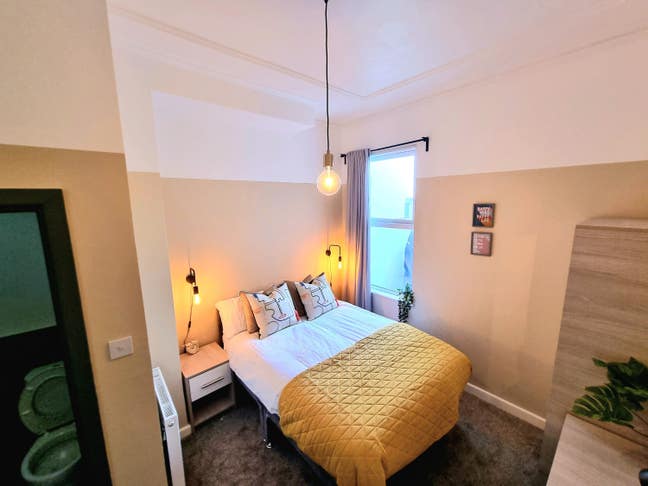 En-suite Rooms in House Share near Promenade Main Photo