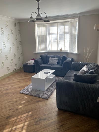Double room in spacious 3 bed property near UHCW Main Photo