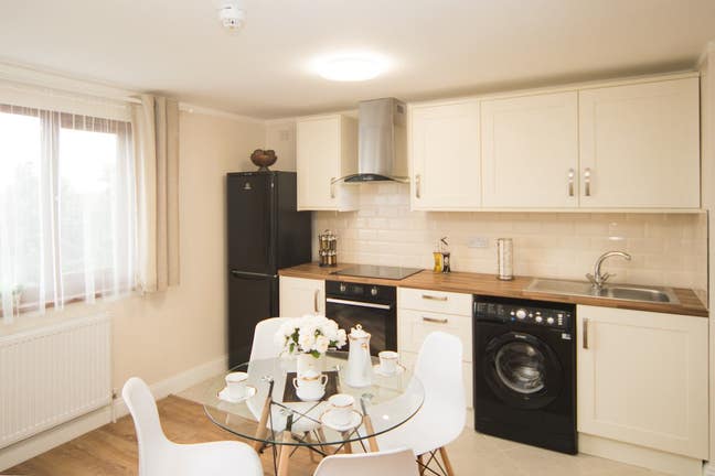 Beautiful 1 bedroom flat Rainham rent room Parking Main Photo