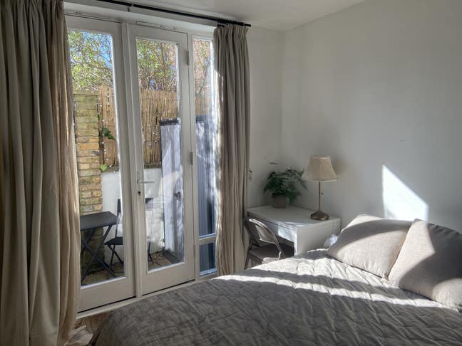 Charming Studio Hampton Court with Private Patio Main Photo