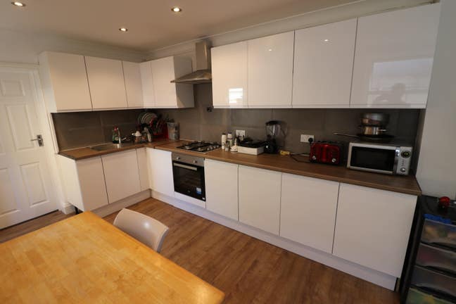 Single  Room in Leyton Station central Line !!! Main Photo