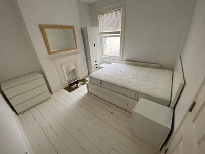 Reduced : Large Luxury Dble  in Spacious Queens Pk Main Photo