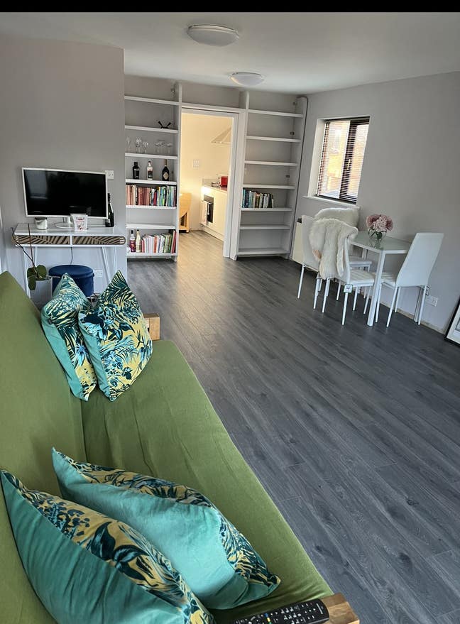 Stunning Canal view flat Wapping 2 bedroom flat  Main Photo