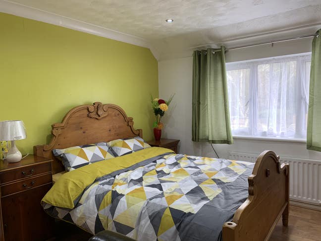  Double bedroom near Three bridges station – Rh10  Main Photo