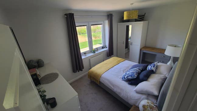 Large double room with own bathroom & parking Main Photo
