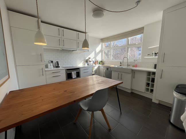 Double bedroom in spacious, quiet apartment.  Main Photo