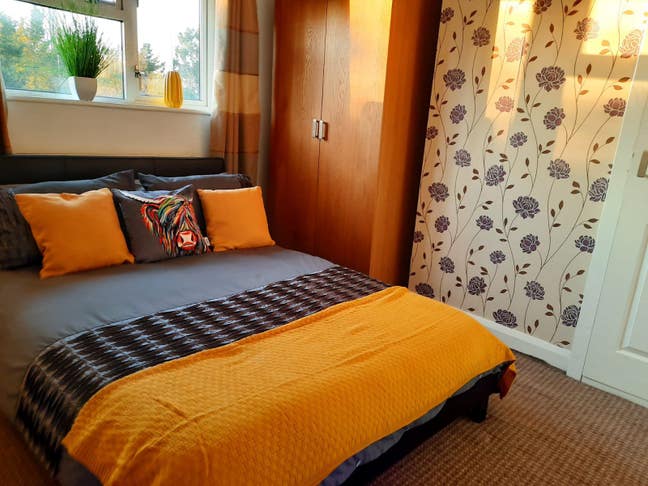 Lovely en-suite room with off road parking Main Photo