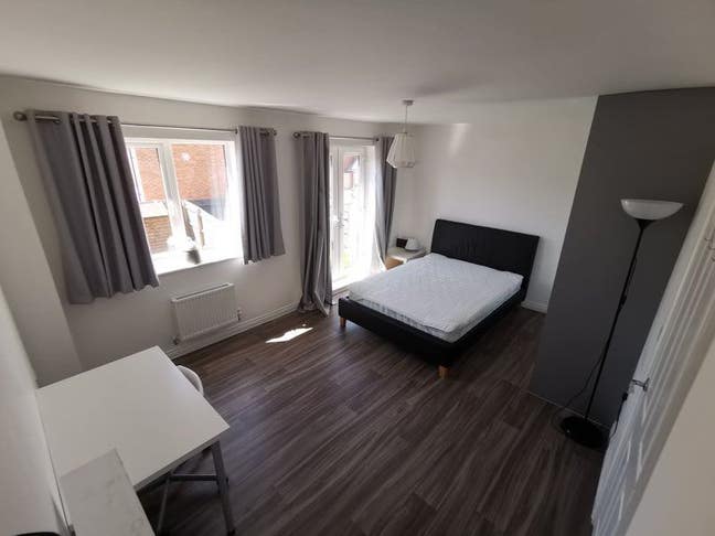 Double Bedroom with Ensuite Main Photo