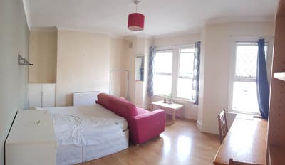 Large Double Room in Peaceful Zone 1 Flat Main Photo