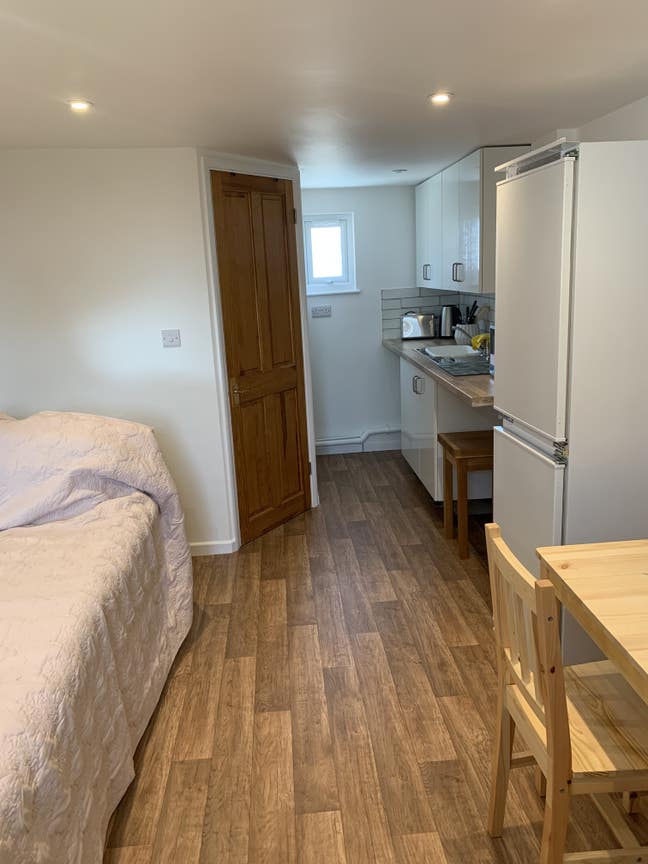 Fully furnished en suite room Main Photo