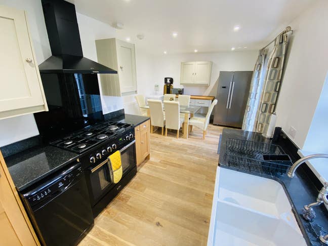 Beautiful Room in Modern House Share  Main Photo