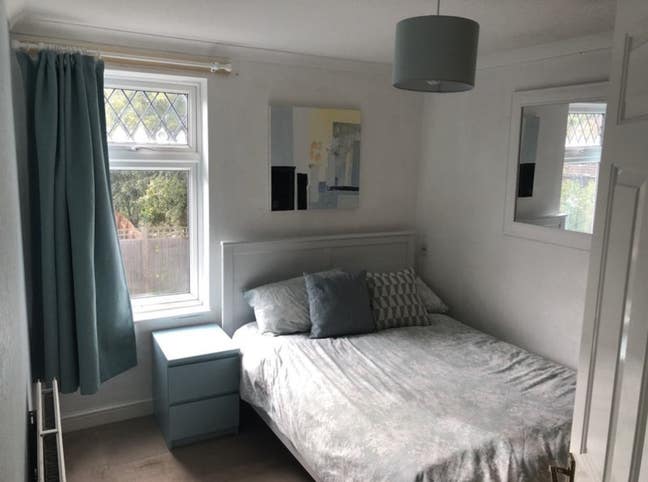 MON-FRI : Double Room ,bills & prof cleaner inc Main Photo