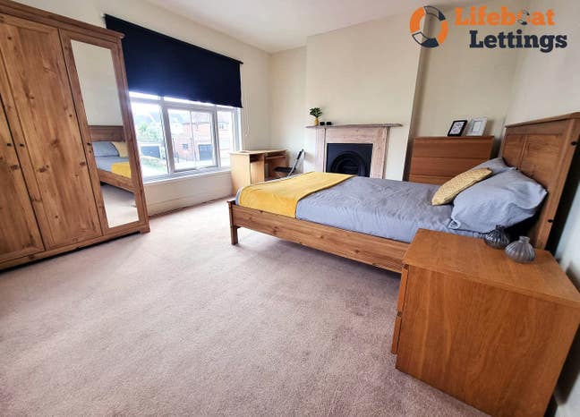Large furnished double bedroom with bills & Wifi Main Photo