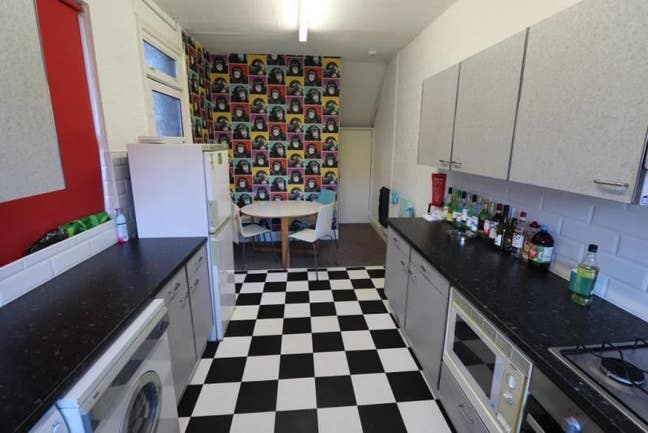 Homely 4 bedroom terrace on Kensington Road Main Photo