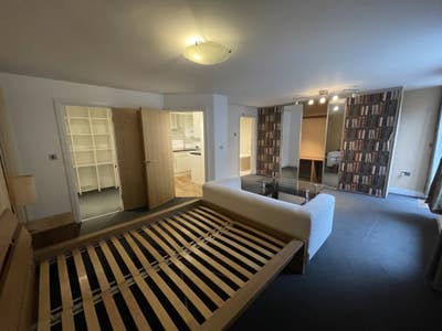 Amazing & spacious high spec flat - 2 mins to city Main Photo