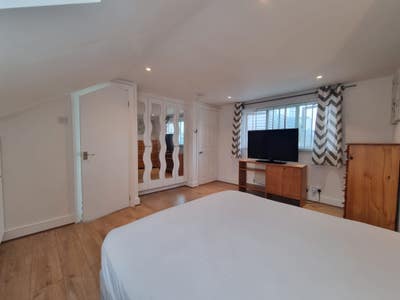 En-suit room in a house by Hammersimith Station Main Photo