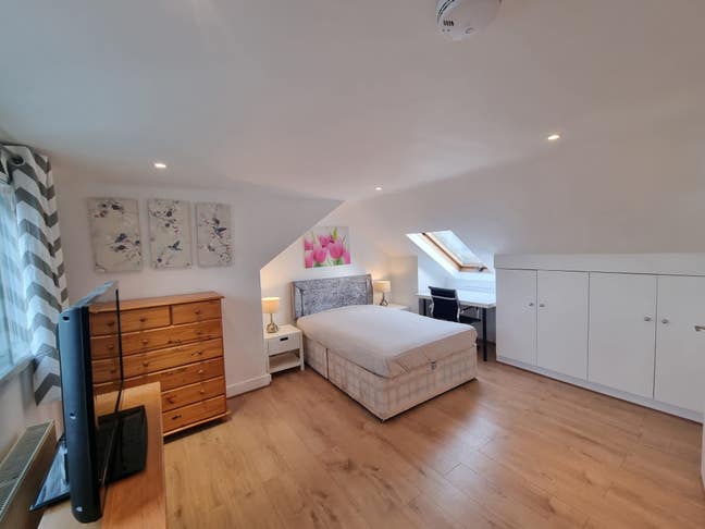 En-suit room in a house by Hammersimith Station Main Photo