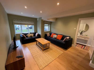 Large double ensuite bedroom, close to town centre Main Photo