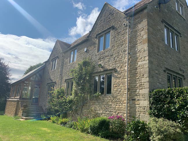 Spacious double in large country house Main Photo