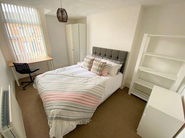Room available in professional House Main Photo