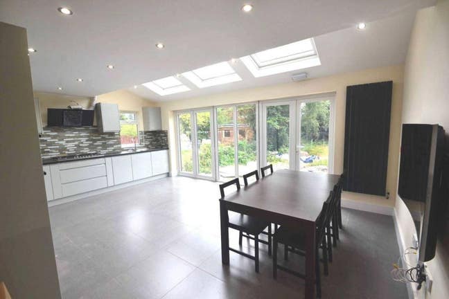 High End En-Suite Large Top Floor Room Pro House Main Photo