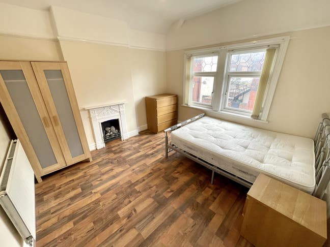 Double Bedroom available 6 bed female house-share Main Photo