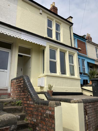 Lovely double room in friendly house Main Photo