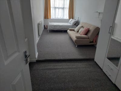 Beautiful, very spacious double room available Main Photo