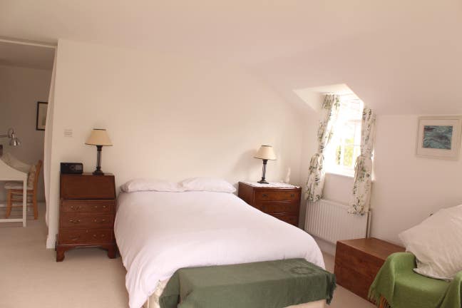 Large Double room+ with ensuite - Great Durnford Main Photo