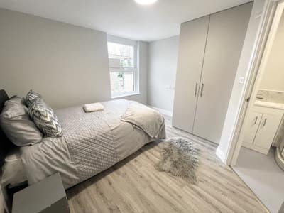 Large En-Suite with Views of Garden! Main Photo