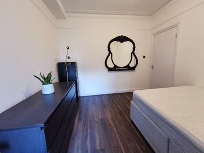 Beautiful Double Room in Willesden  Bills Included Main Photo