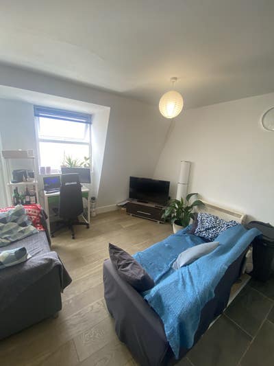 A modern 2 bedroom flat on Lavender Hill Main Photo