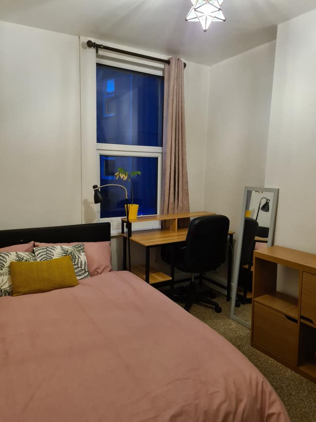 Room in 4 Bed House Share Available Now Main Photo