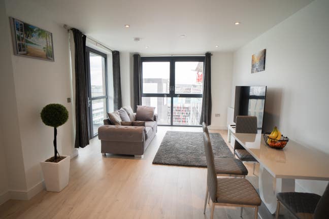 Luxurious double Bedroom in a  2 bedroom Apartment Main Photo